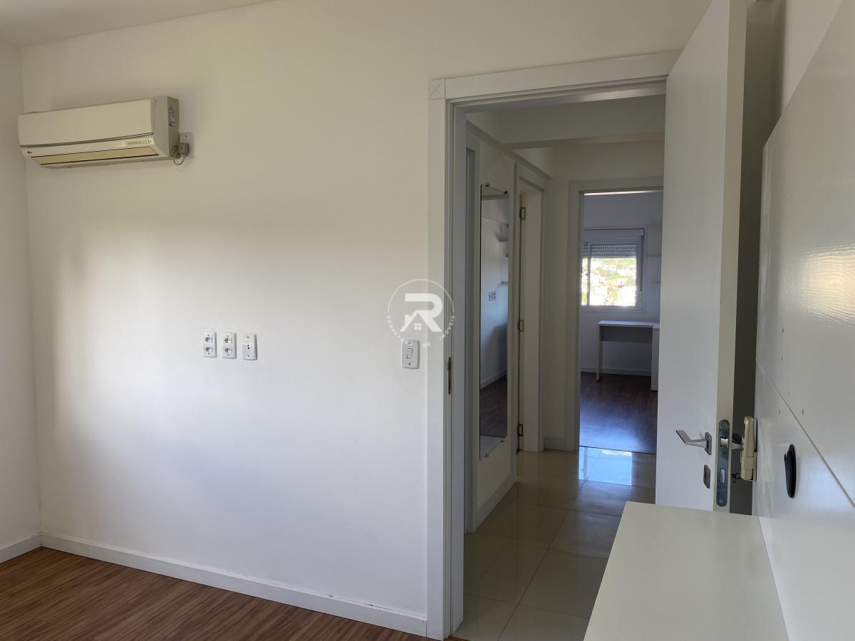 Dormitrio com armrio, rack e ar condicionado