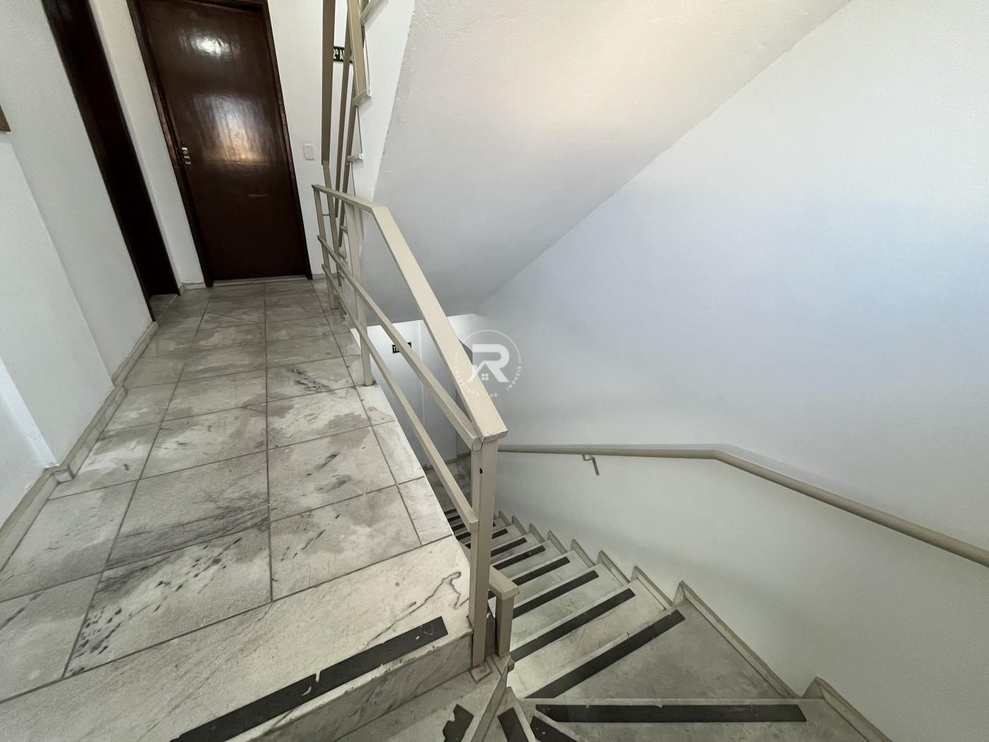 Somente um lance de escadas que d acesso ao apartamento